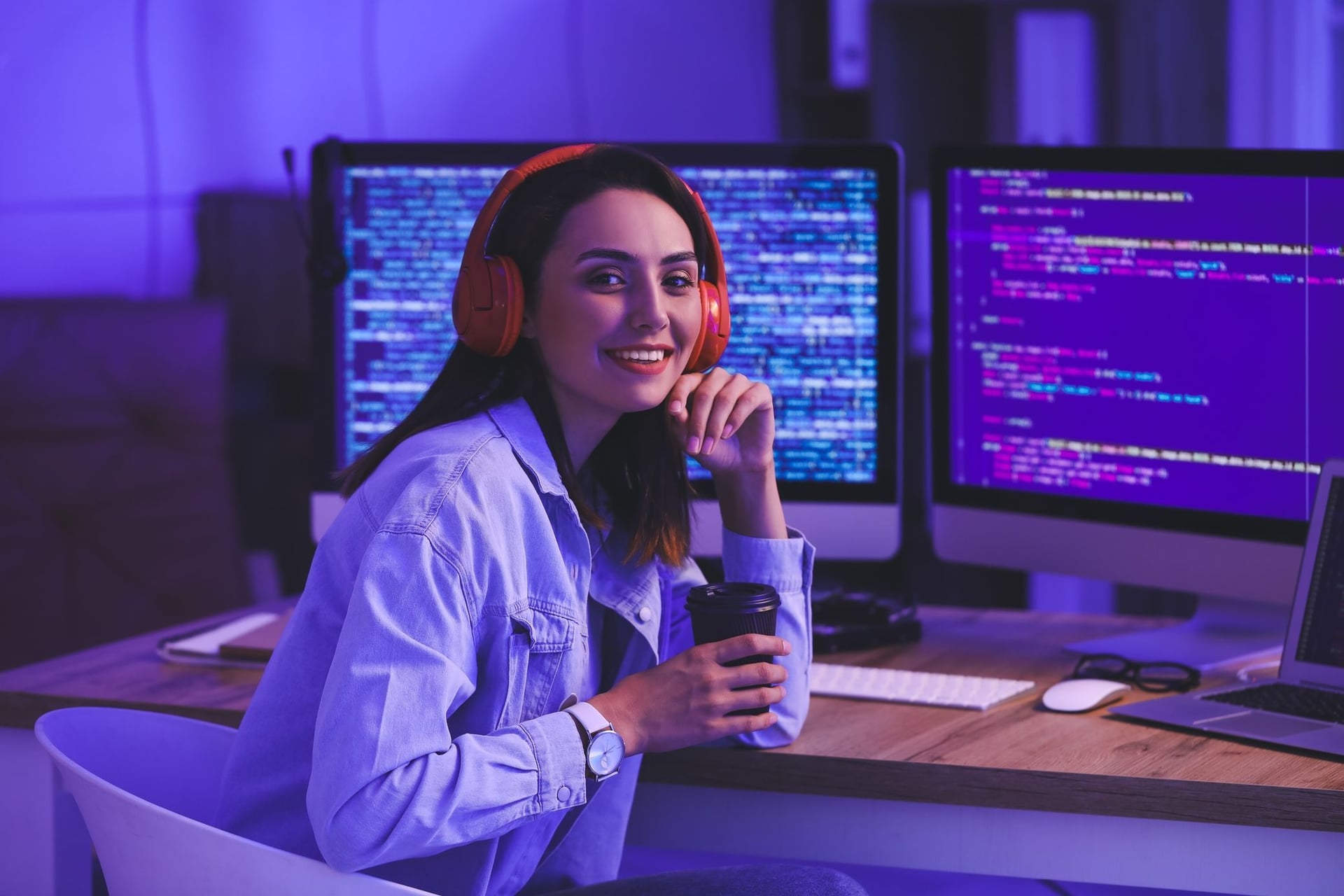 Software Engineer coding an optimal solutions